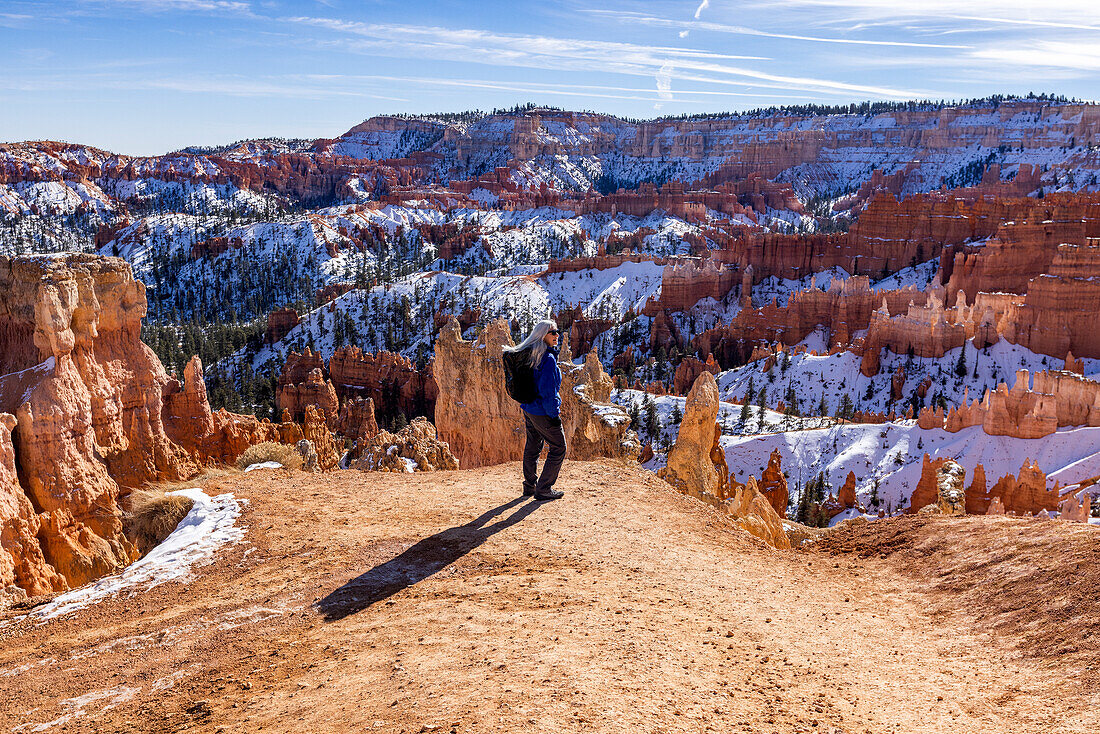 Vereinigte Staaten, Utah, Bryce Canyon National Park, Ältere blonde Frau beim Wandern