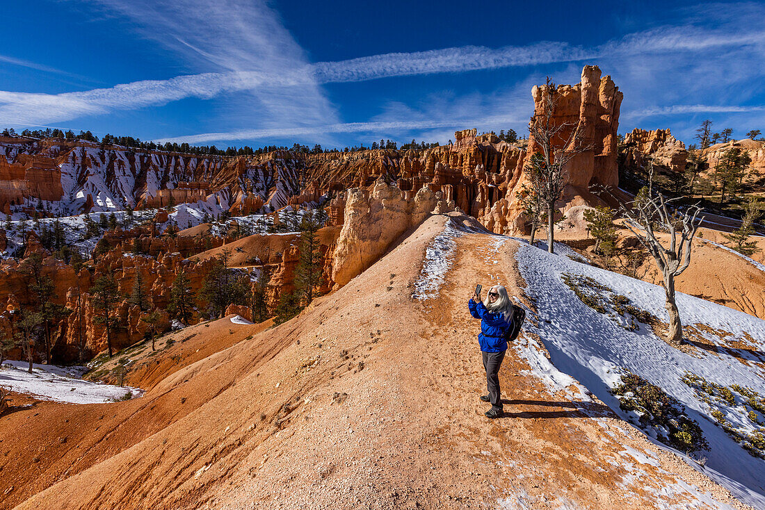 Vereinigte Staaten, Utah, Bryce Canyon National Park, Ältere blonde Frau wandert