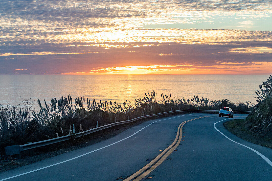 Vereinigte Staaten, Kalifornien, Sonnenuntergang an der Pazifikküste vom Highway 1 entlang der Küste von Big Sur