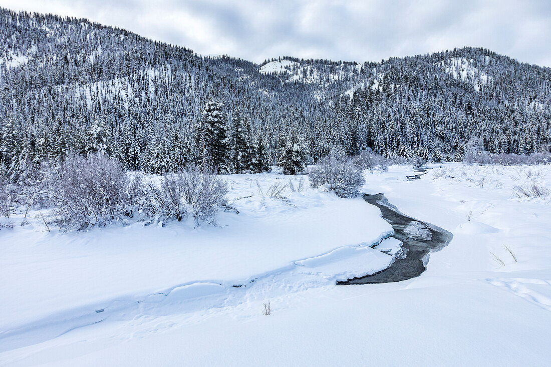 Vereinigte Staaten, Idaho, Ketchum, Winterlandschaft mit Fluss und Bergen
