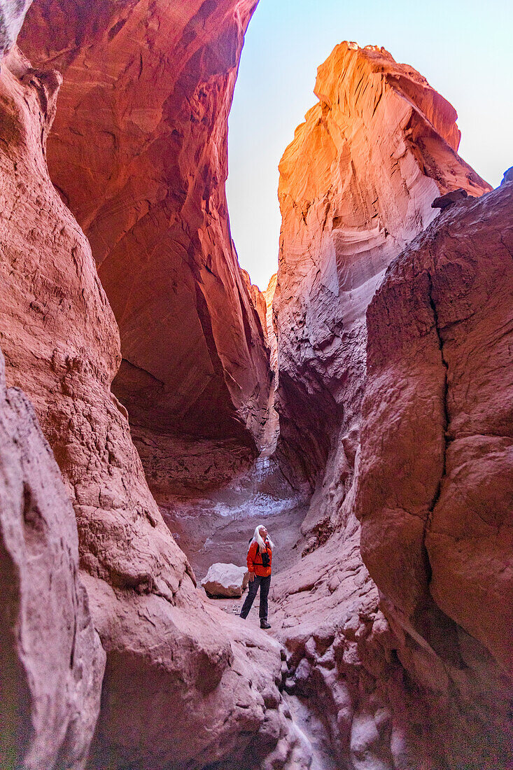 Vereinigte Staaten, Utah, Escalante, Ältere Wanderin im Canyon stehend