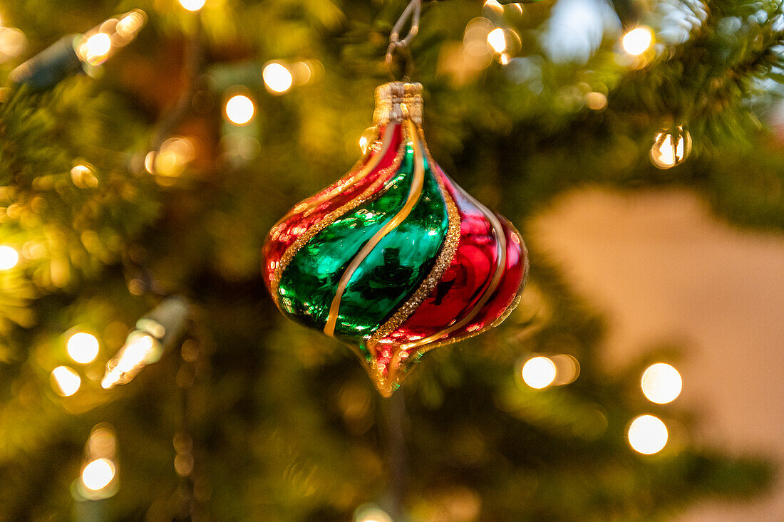 Weihnachtsschmuck aus Glas am Weihnachtsbaum