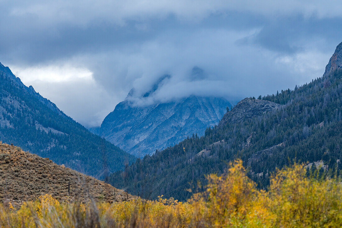 USA, Idaho, Sun Valley, Mountains in clouds at fall 