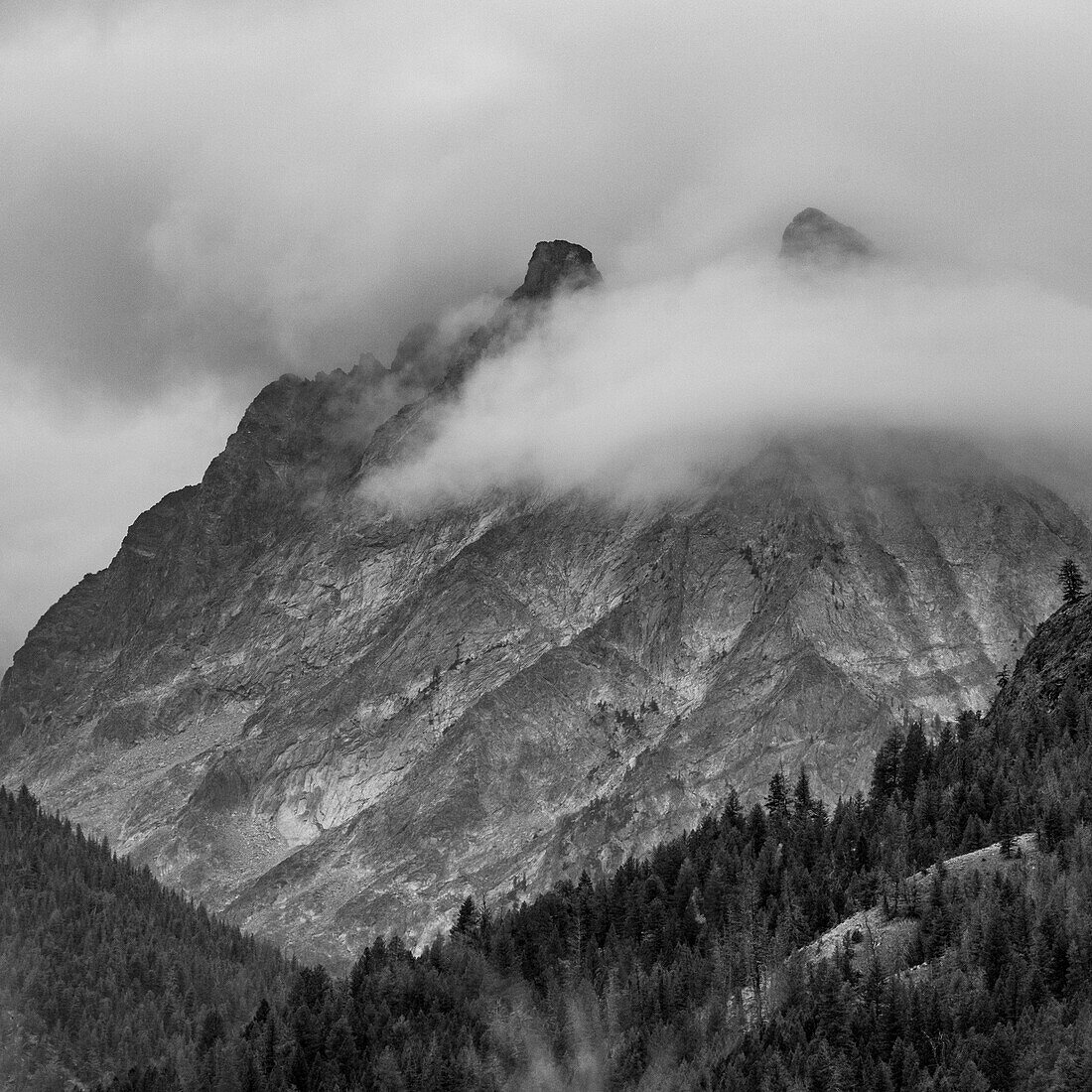 USA, Idaho, Sun Valley, Wolken bedecken Berggipfel 