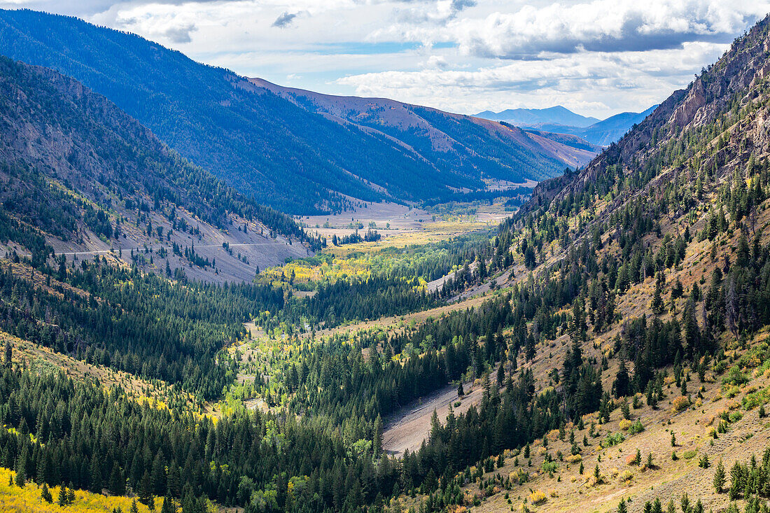 USA, Idaho, Sun Valley, Trail in scenic valley 