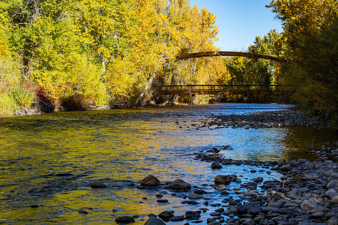 USA, Idaho, Hailey, Big Wood River im Herbst mit Blick auf die Bow Bridge