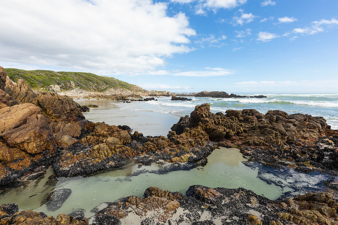 Südafrika, Hermanus, Erodierte Felsen an der Meeresküste