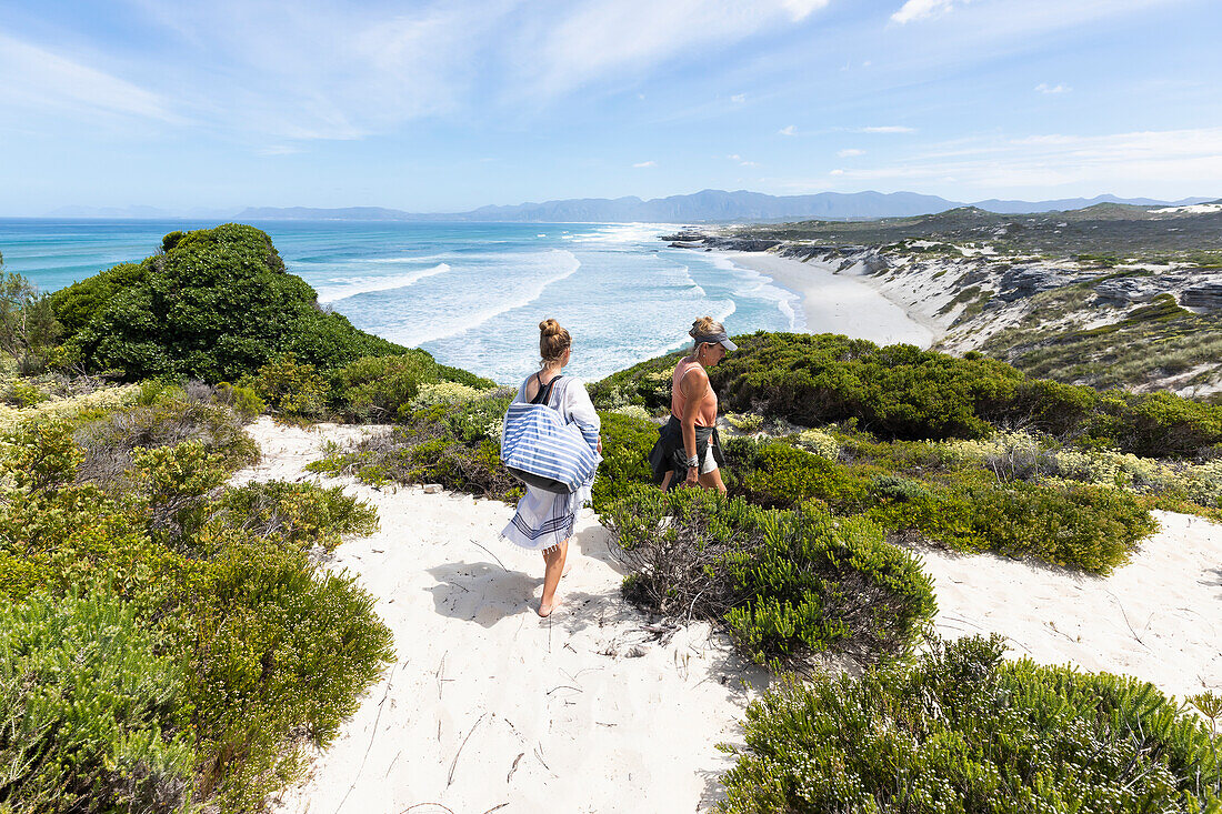 Südafrika, Westkap, Mutter und Tochter (16-17) erkunden den Strand im Walker Bay Naturreservat