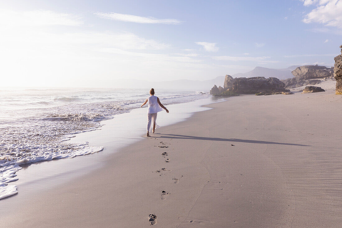 Südafrika, Hermanus, Mädchen (16-17) bei einem Spaziergang am Sopiesklip Strand im Walker Bay Naturreservat