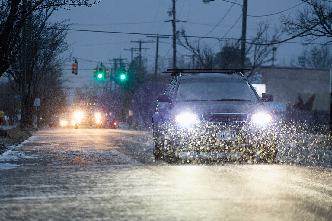 Vereinigte Staaten, Virginia, Autos fahren im Schneesturm