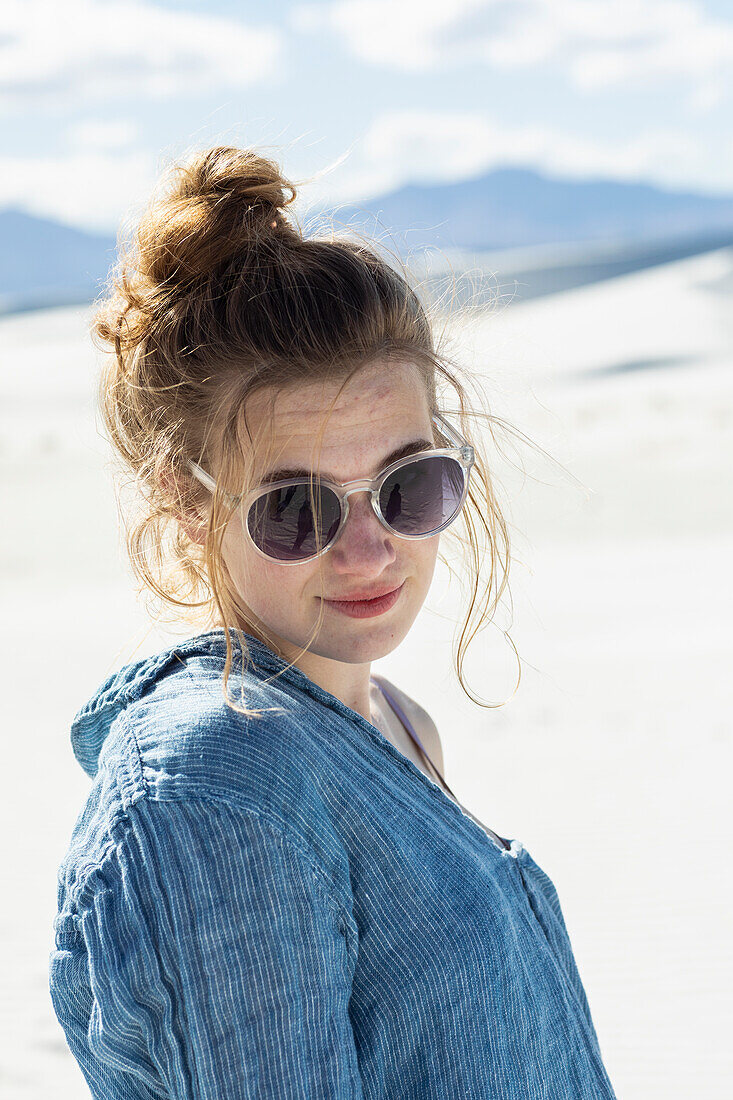Vereinigte Staaten, New Mexico, White Sands National Park, Jugendliches Mädchen mit Sonnenbrille