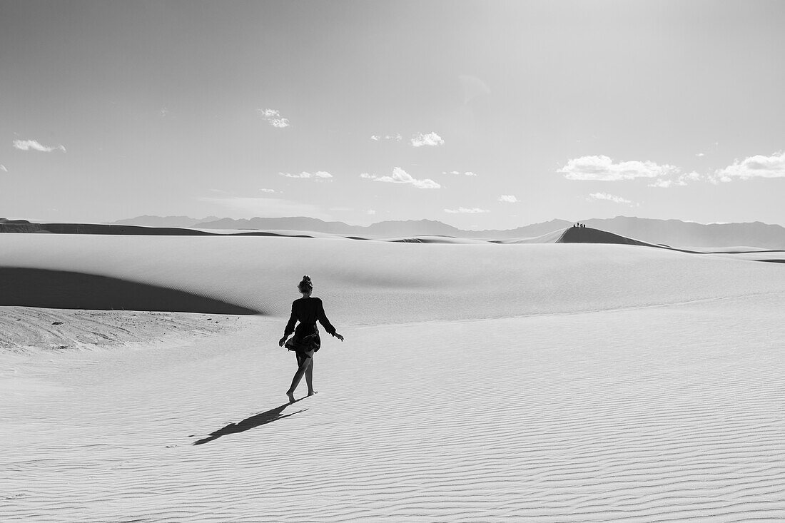 Vereinigte Staaten, New Mexico, White Sands National Park, Mädchen im Teenageralter beim Wandern