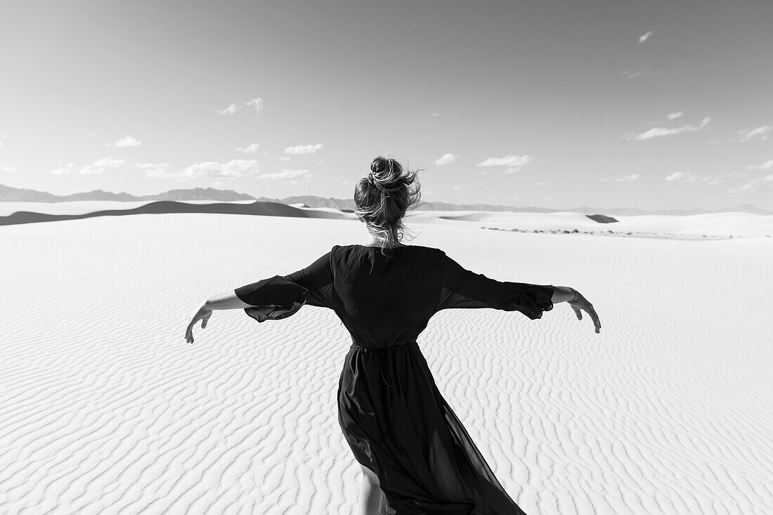 Vereinigte Staaten, New Mexico, White Sands National Park, Tanzendes Mädchen im Teenageralter