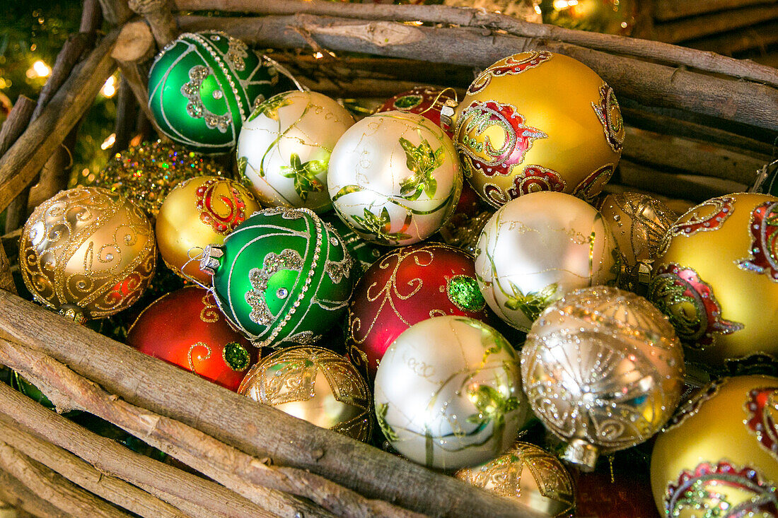 Korb mit bunten Weihnachtskugeln