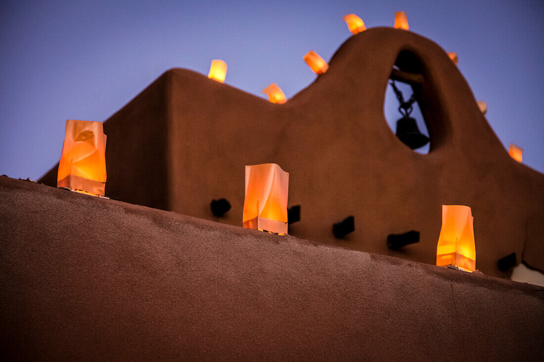 USA, New Mexico, Santa Fe, Traditionelle Farolitos-Laternen an einem Lehmziegelgebäude