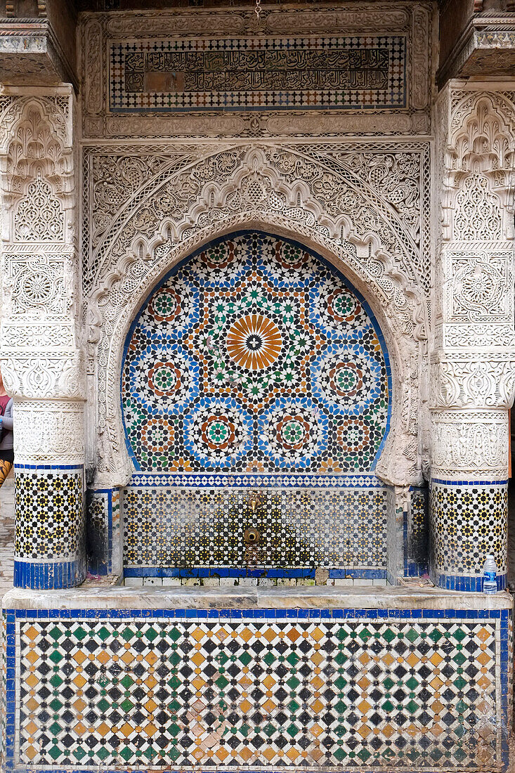Afrika, Marokko, Traditioneller marokkanischer Kachelbrunnen in der Medina