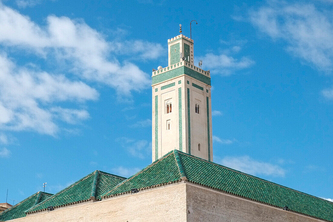 Afrika, Marokko, Turm und grünes Ziegeldach einer Moschee