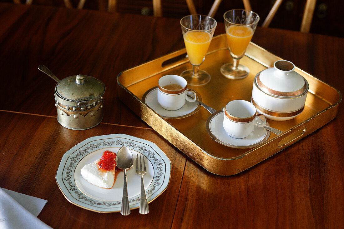 Antikes Tablett mit Kaffee und Orangensaft