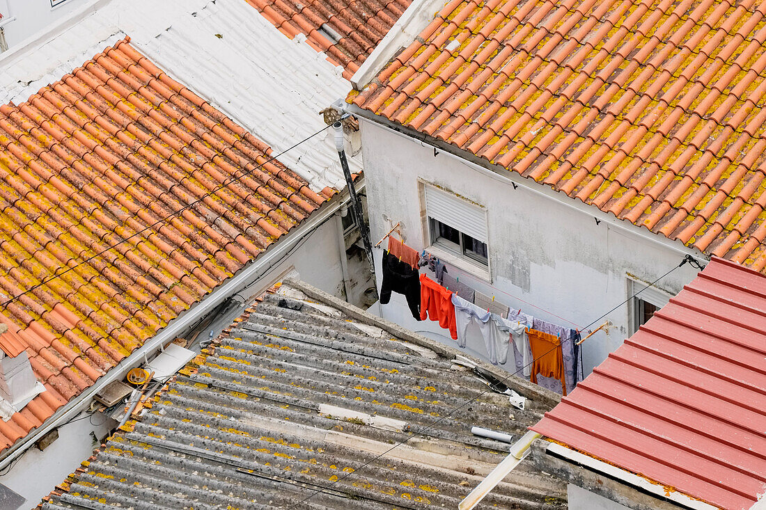 Portugal, Lissabon, Ziegeldächer und hängende Wäsche