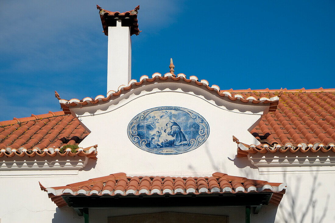 Portugal, Torres Novas, Traditionelle portugiesische Ziegeldächer und Mosaik