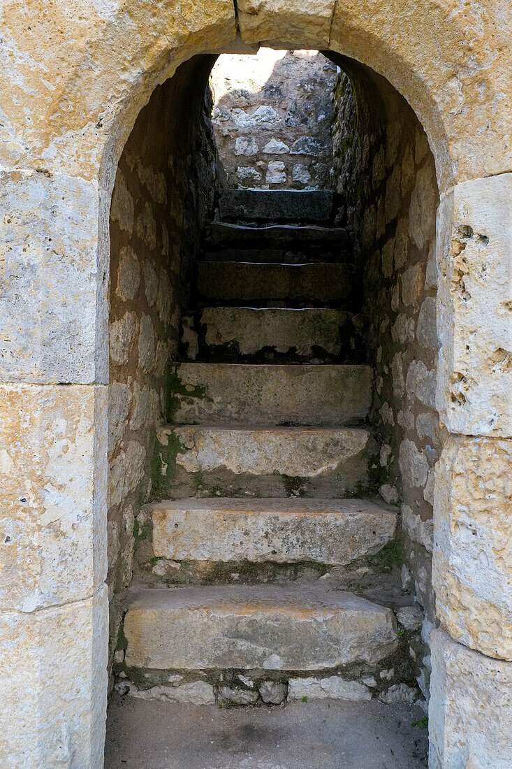 Portugal, Torres Novas, Alte schmale Stufen in einer mittelalterlichen Burg