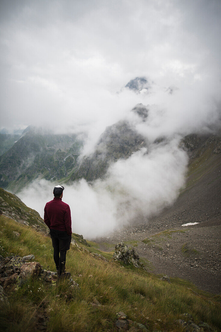 Schweiz, Appenzell, Mann beim Wandern in den Schweizer Alpen