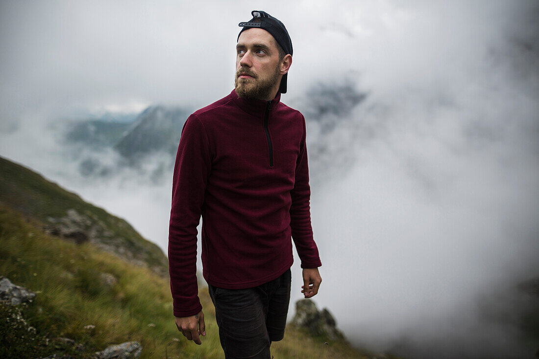 Schweiz, Appenzell, Junger Mann beim Wandern in den Schweizer Alpen