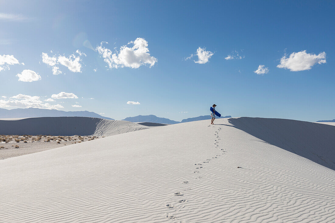 Vereinigte Staaten, New Mexico, White Sands National Park, Junge (10-11) mit Schlitten in der Wüste