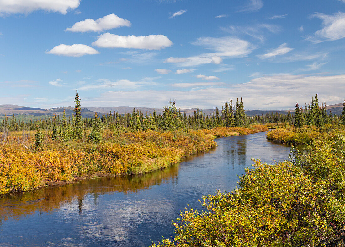 USA, Alaska, Dalton-Hochstraße. Landschaft mit Kanuti-Fluss