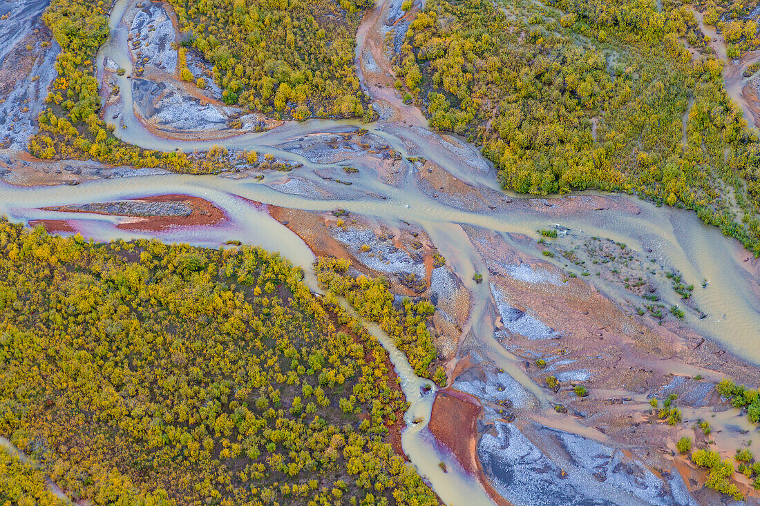 USA, Alaska, Brooks Range, Arctic National Wildlife Refuge. Luftaufnahme des Ivishak River