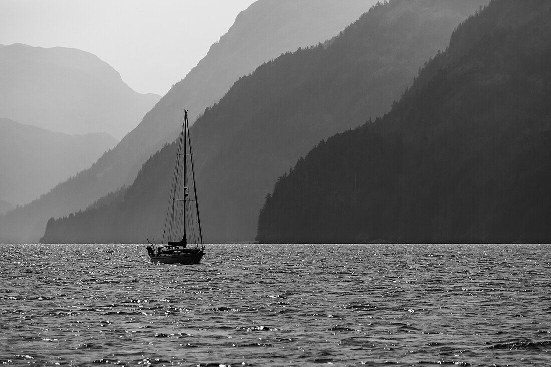 USA, Alaska, Tongass National Forest. Schwarzweißaufnahme eines Segelboots im Lisianski Inlet