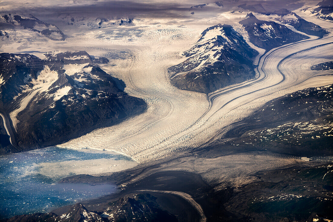 USA, Alaska, Chugach-Gebirge. Luftaufnahme des Columbia Glacier und der Berge.
