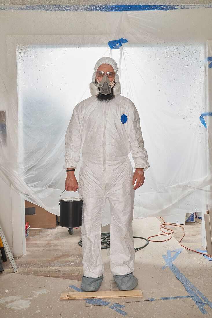 Maler mit Schutzanzug und -maske