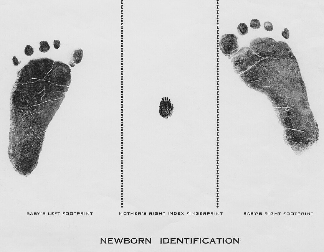 Fußabdruck mit Tinte auf Papier von beiden Füßen eines neugeborenen Mädchens