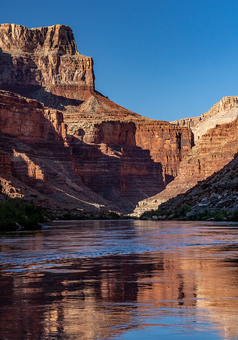 USA, Arizona. Spiegelungen auf dem Colorado River, Grand Canyon National Park.