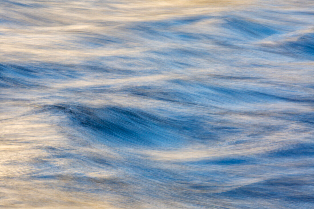 USA, Kalifornien, Yosemite-Nationalpark, Abstrakte Spiegelungen im Merced River