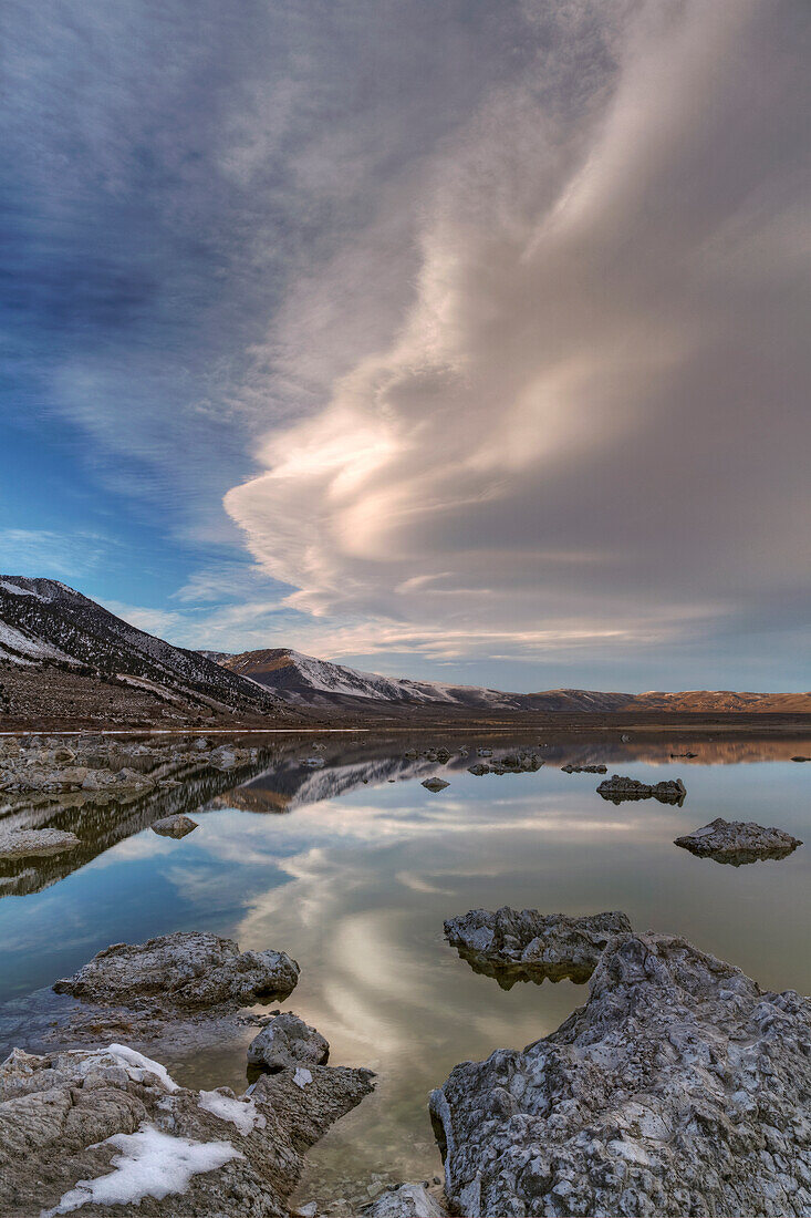 USA, Kalifornien, Mono Lake. Linsenförmige Wolke spiegelt sich im See