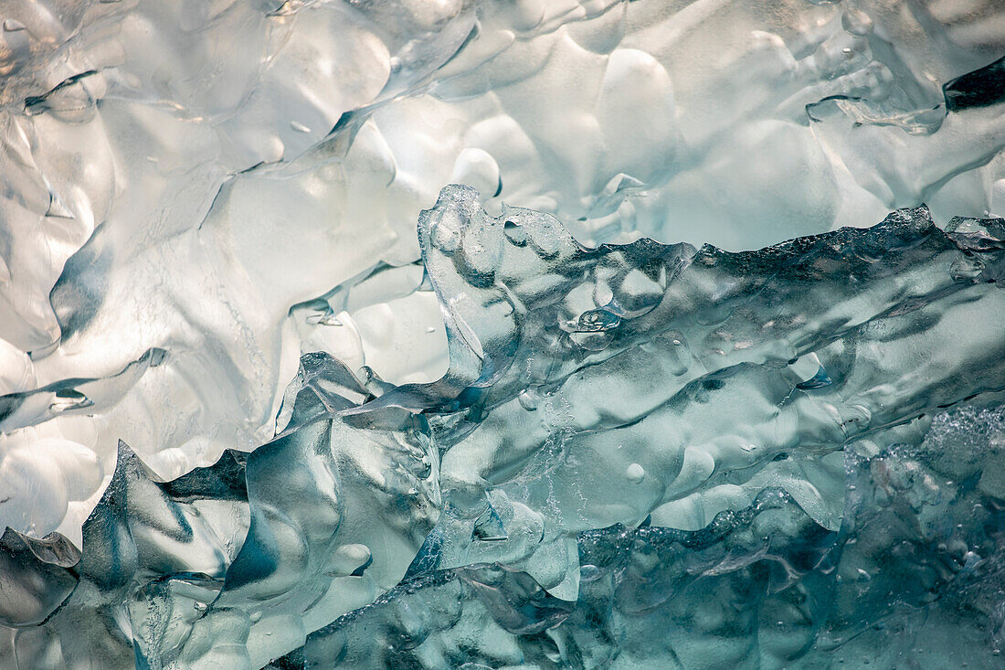 USA, Alaska, Tracy Arm-Fords Terror Wilderness, Tief blaugrüner Eisberg schwimmt in der Nähe der Wand des South Sawyer Glacier im Tracy Arm