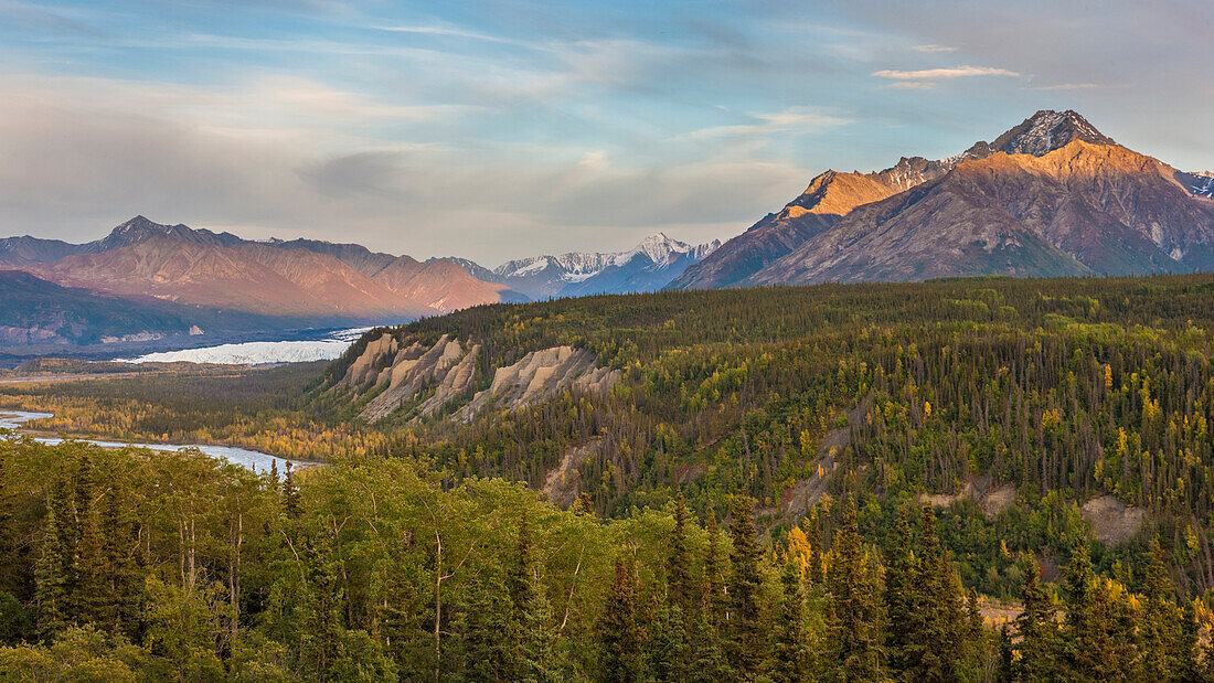 USA, Alaska. Herbstfarben im Matanuska River Valley mit dem Matanuska-Gletscher im Hintergrund.