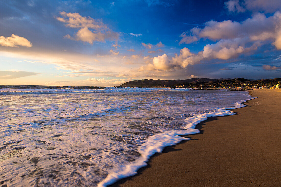 Sonnenuntergang und Brandung, Ventura, Kalifornien, USA