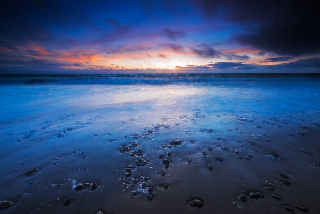 Sand und Brandung in der Abenddämmerung, San Buenaventura State Beach, Ventura, Kalifornien, USA