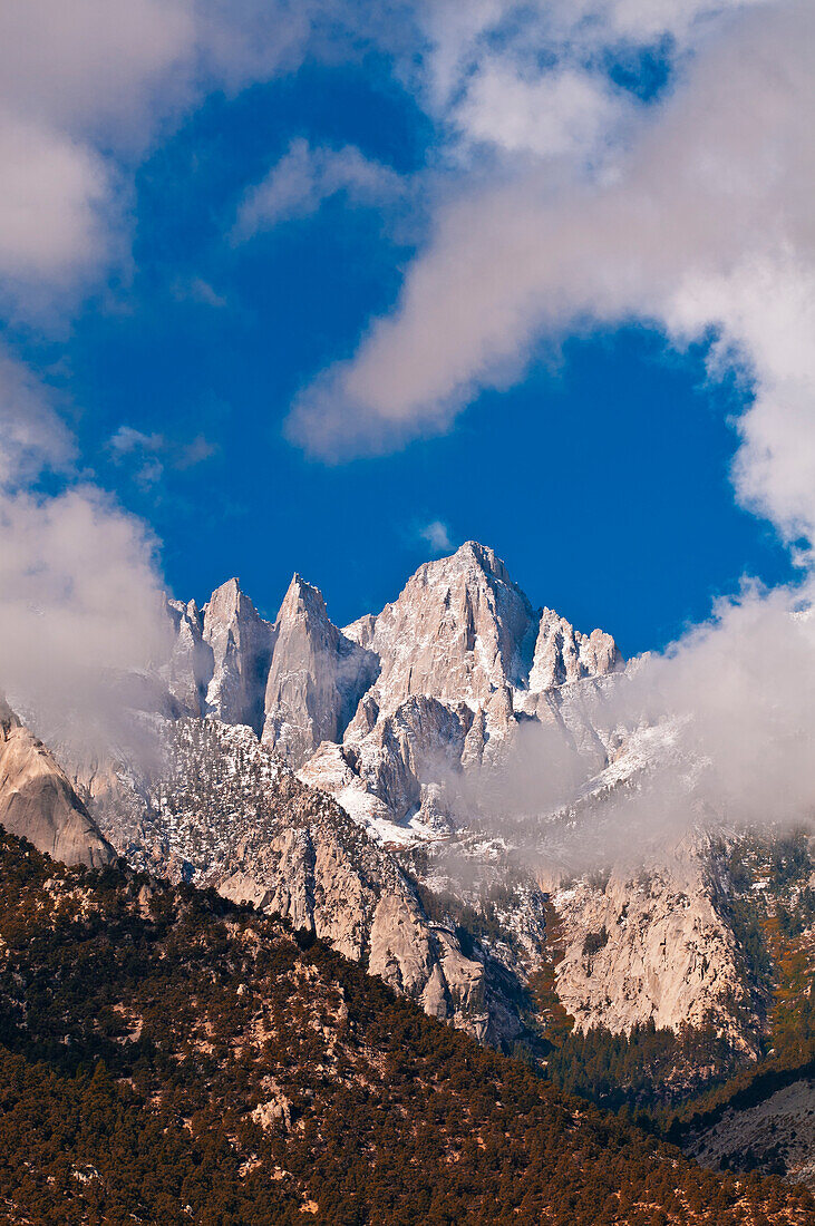 Morgenlicht an der Ostwand des Mount Whitney, Sequoia National Park, Kalifornien, USA