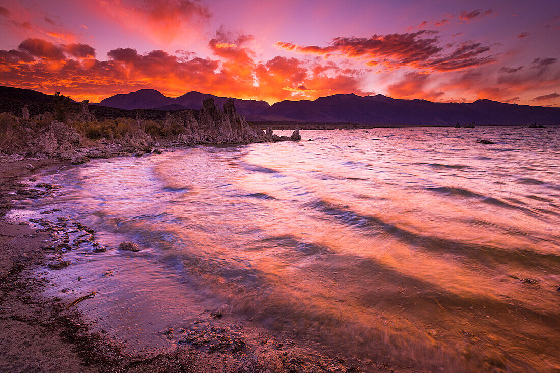 Sonnenuntergang über der Sierra Nevada vom Mono Lake aus, Mono Basin National Scenic Area, Kalifornien, USA