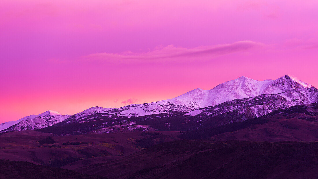 Abendlicht über dem Sierra-Kamm oberhalb von Bridgeport, Kalifornien, USA