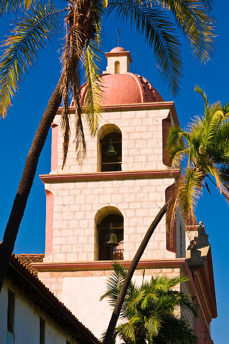 Glockenturm und Palmen an der Santa Barbara Mission (Königin der Missionen), Santa Barbara, Kalifornien, USA