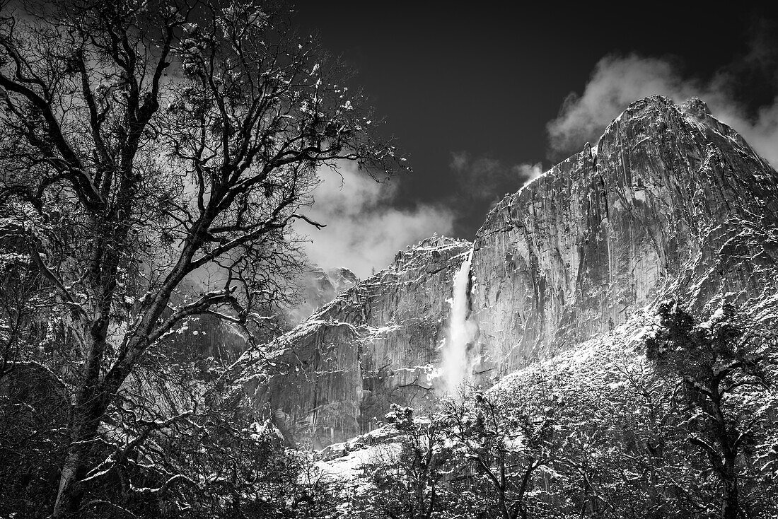 Yosemite Falls nach einem Wintersturm, Yosemite National Park, Kalifornien, USA