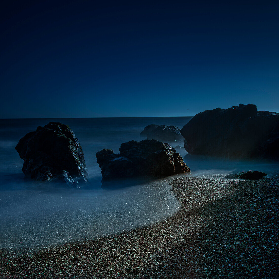 Langzeitbelichtung von Sonnenlicht auf Strand und Felsen an der nordkalifornischen Küste