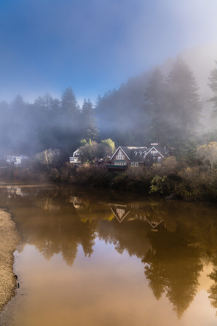 Die Sonne bricht durch den Nebel eines Wintermorgens entlang des Russian River.