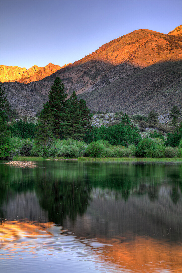 USA, Kalifornien, Bishop. Sonnenaufgang über einem Bergsee