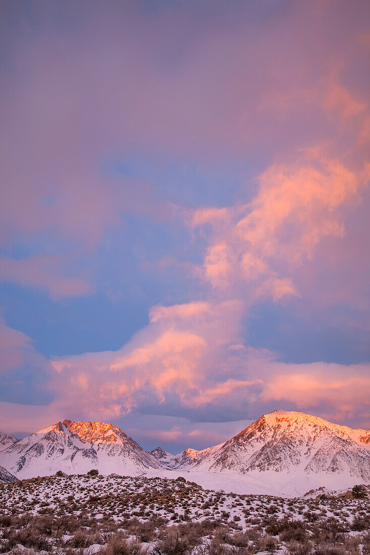 USA, Kalifornien, Sierra Nevada-Gebirge. Sonnenaufgang über den Bergen
